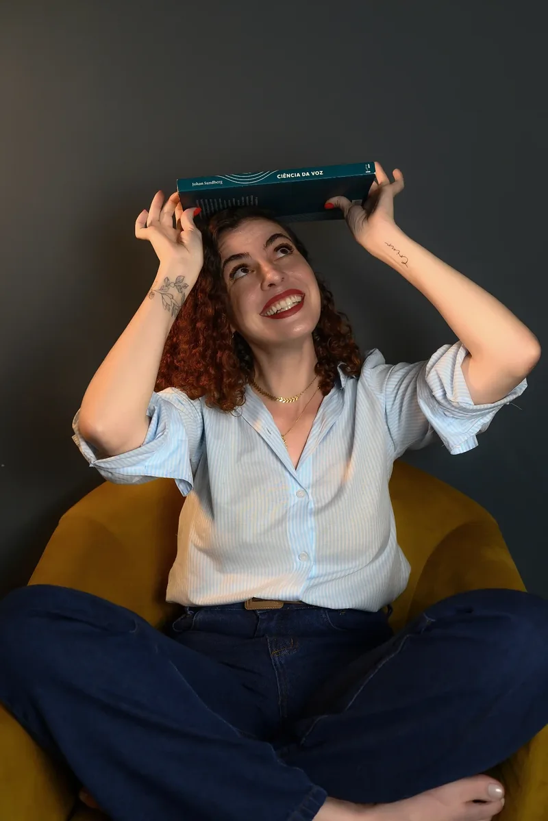 Luciana Porto com livro Ciência da Voz